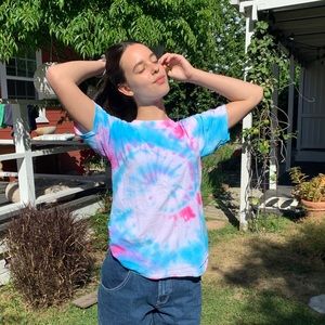 Super cute and trendy tie dye shirt!!